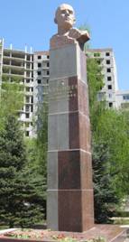 Памятник Дмитрию Карбышеву\nЩелкните на изображение, чтобы посмотреть его в оригинальном размере.
