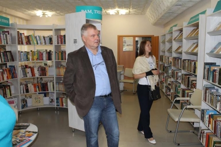 Михаил Яснов и Ася Петрова в библиотеке семейного чтения